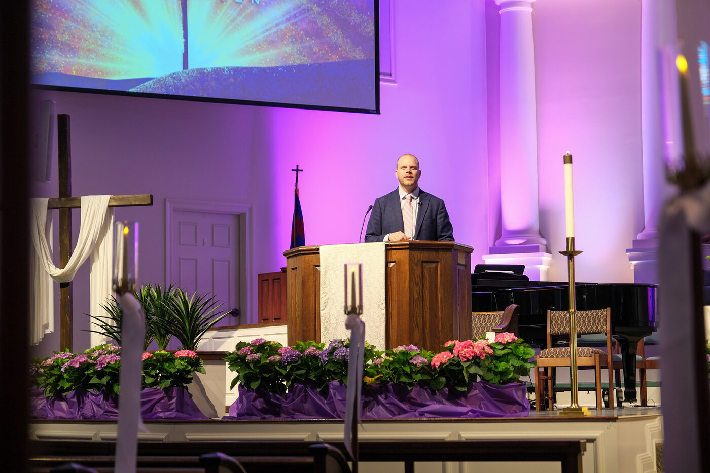 Rev. Dr. Woods Lisenby preaching in the sanctuary